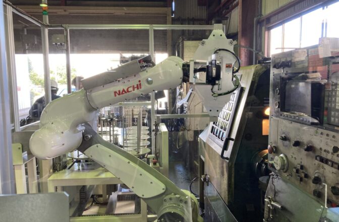 NC旋盤へのワーク供給用産業ロボットのレトロフィット事例｜FDエンジニアリングサービス