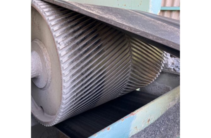 ベルトコンベアのベルト張り替え・プーリーライニング工事｜FDエンジニアリングサービス