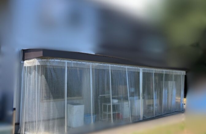 屋外洗濯場の風除けカーテン新設工事｜FDエンジニアリングサービス